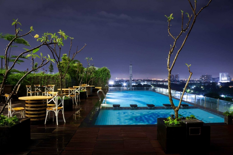Sky Pool Best Western Papilio Hotel Surabaya di Malam Hari / dap