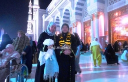Ibu (kanan memakau kalung sorban) di pelataran Masjid Nabawi -dokpri