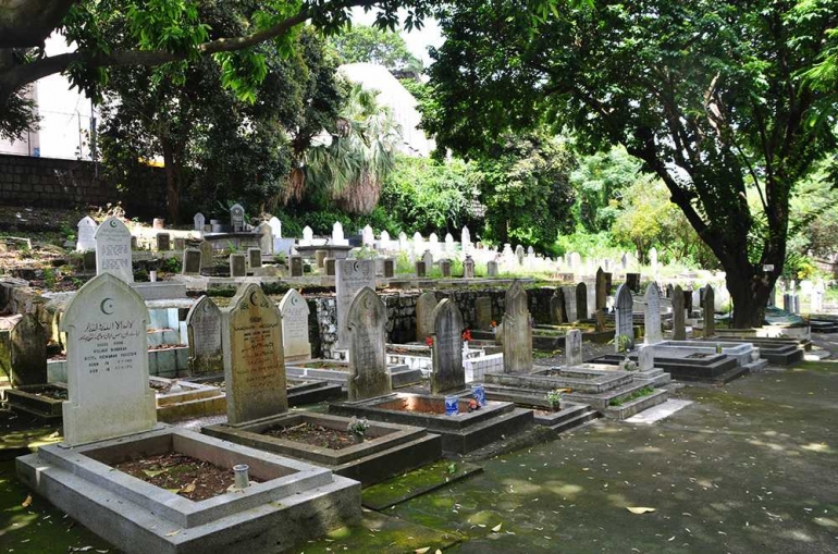 Pemakaman Muslin di Belakang Masjid Macao (from medilubis.wordpress.com)