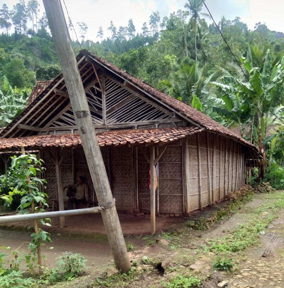 rumah-gedek-2-5a40b03e5e1373255e3fbe34.jpg