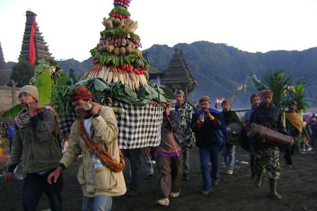 Perayaan Kasada masyarakat Desa Tosari, Bromo. Sumber : www.desa.softindotech.com