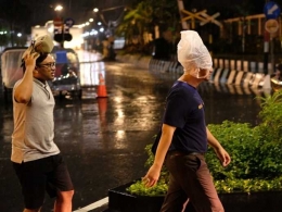 Tak ada payung plastikpun jadi | dok. pribadi