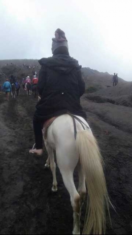Bersama kuda putih berponi melewati lereng terjal. Foto dokumen pribadi