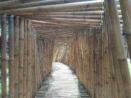 Jembatan Cirahong, terbuat dari rangkaian bambu hasil karya kreatif masyarakat Kota Tasikmalaya. (Dokumentasi Pribadi) 