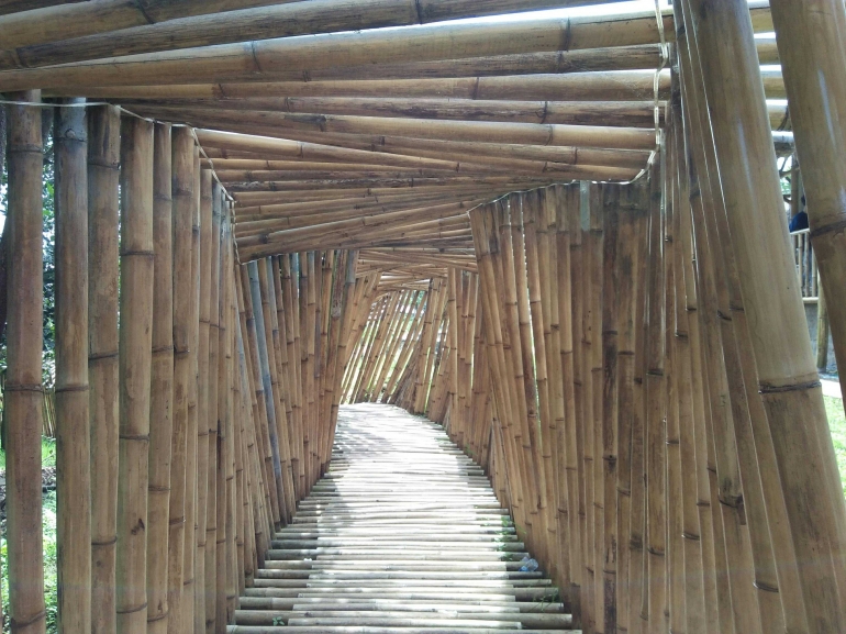 Jembatan Cirahong, terbuat dari rangkaian bambu hasil karya kreatif masyarakat Kota Tasikmalaya. (Dokumentasi Pribadi)