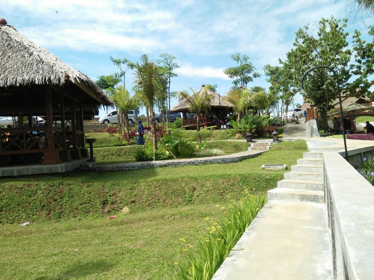 Saung sebagai tempat istirahat para pengunjung objek wisata karang resik. (Dokumentasi Pribadi)