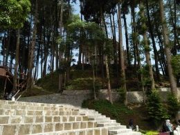 Tangga menuju tower, puncak tertinggi di objek wisata karang resik untuk melihat pemandangan taman karang resik dari atas tower. (Dokumentasi Pribadi) 