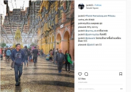 Deskripsi : akun IG @jackrii menampilkan jalan yang membelah bangunan bergaya Portugis dengan dirinya berjalan. Dia terlihat keren I Sumber Foto : IG @jackriii