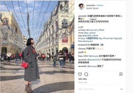 Deskripsi : akun IG @annnnlin nampak begitu anggun dengan mantel berkelas dan tas merah ditengan jalan Sanado Square yang unik I Sumber Foto : IG @annnnlin