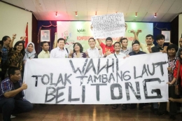 Di sela-sela arena konferensi aktivis Walhi dan perwakilan masyarakat dari daerah menyuarakan penolakan terhadap tambang laut di Belitong (Dok. Panpel)
