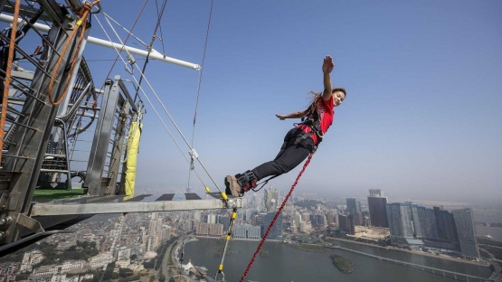 Bungee jumping tertinggi di dunia (Sumber: www.ajhackett.com)