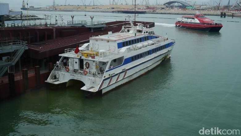 Kapal yang akan membawa wisatawan dari Hong Kong ke Macau (sumber: travel.detik.com)