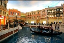 Tak perlu jauh-jauh ke Italia, di Macao bisa juga merasakan sensasi naik Gondola (sumber: flickr.com_