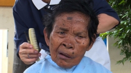 Relawan Tzu Chi sedang merapikan rambut salah seorang lansia di Panti Tresna Wardha, Jelambar