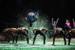 Pertunjukan spektakuler House of Dancing Water (sumber: http://thehouseofdancingwater.com)