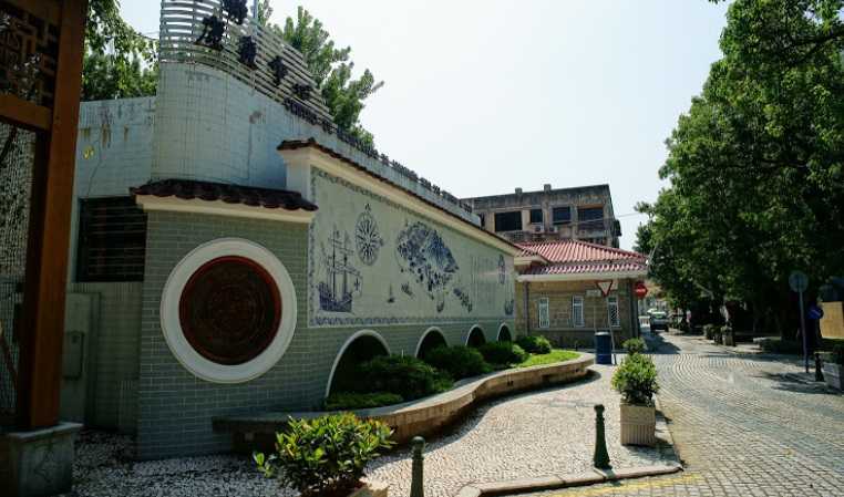 Paduan gaya bangunan Barat dan Timur terlihat di sisi kota Macao ini (sumber: normalblur.blogspot.co.id)
