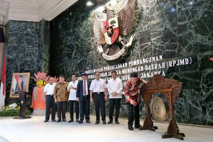 Menteri Dalam Negeri Tjahjo Kumolo dan Gubernur DKI Jakarta Anies Baswedan dalam pembukaan musrenbang RPJMD 2017-2022 di Balai Kota DKI Jakarta, Rabu (27/12/2017). 