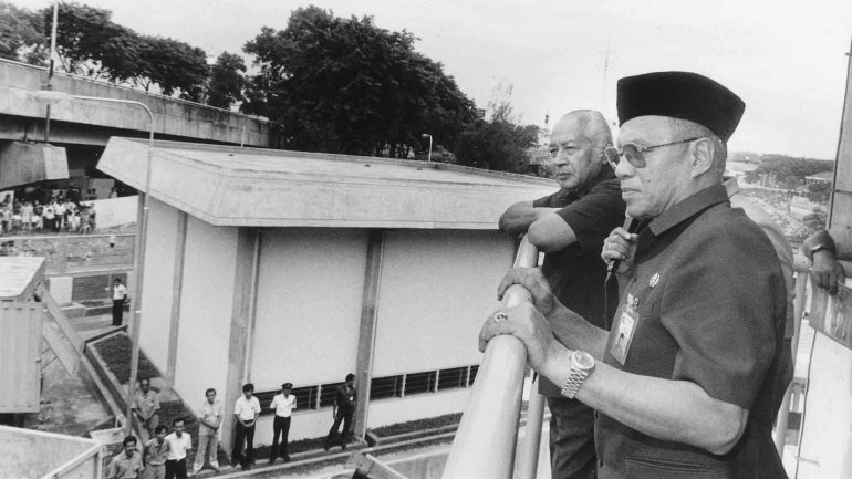 Mantan Presiden Soeharto bersama Gubernur DKI Jakarta periode 1987 - 1992, Wiyogo Atmodarminto atau Bang Wi. DOKUMENTASI KOMPAS