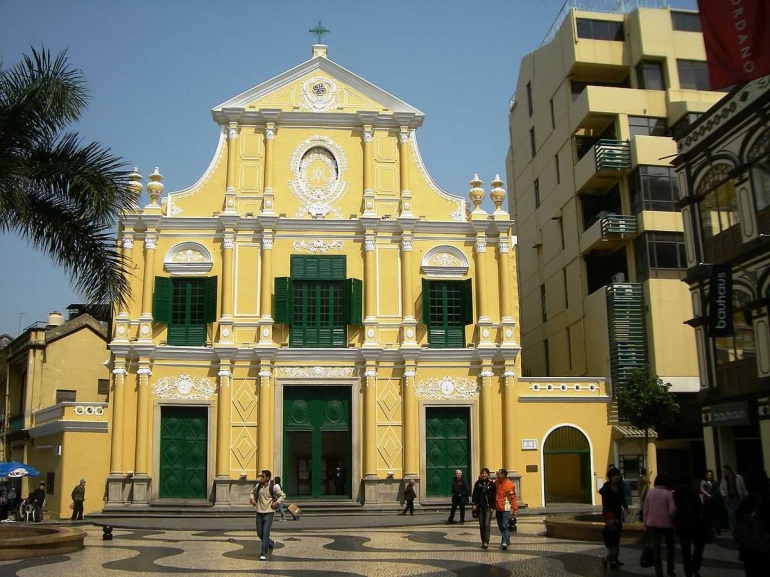 Keberadaan gereja tidak lepas dari pengaruh Portugis pada masa kolonisasi. Gereja tua yang masih terawat hingga saat ini. Sumber foto: wikimedia.org