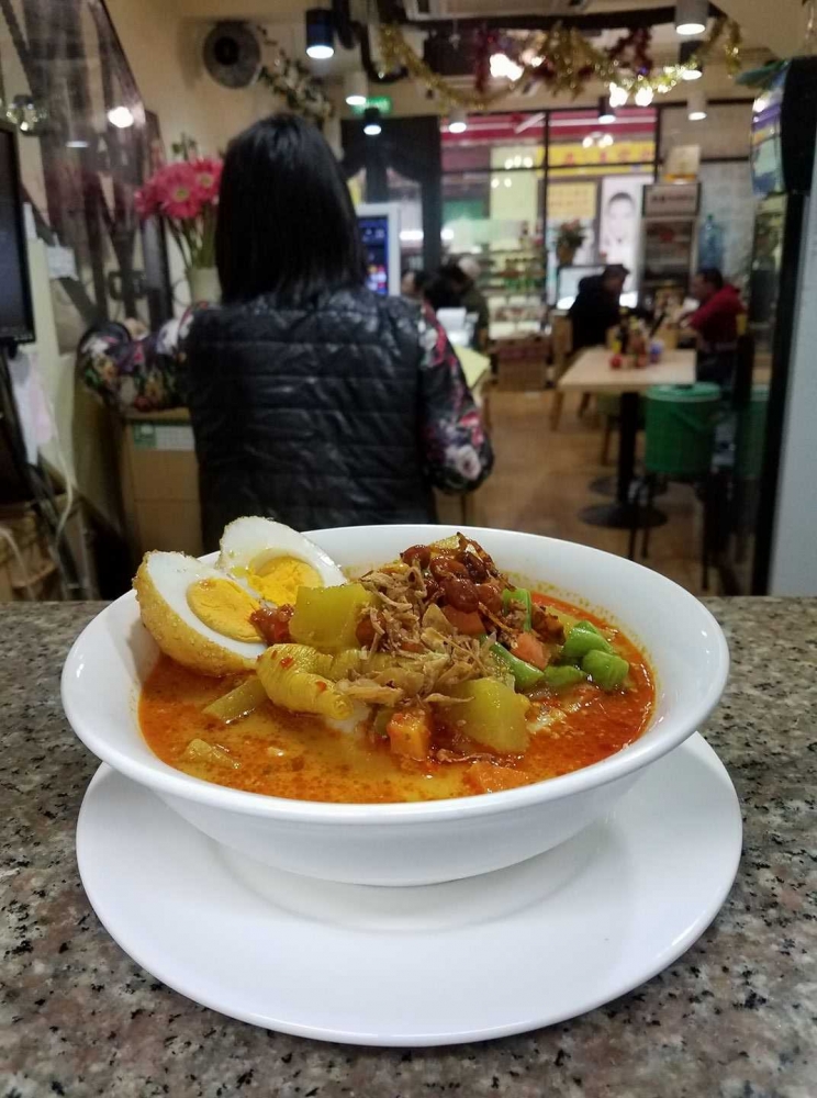 Restoran makanan indonesia yaitu Loly Indonesian Food (https://www.facebook.com/indonesianfoodmacau)