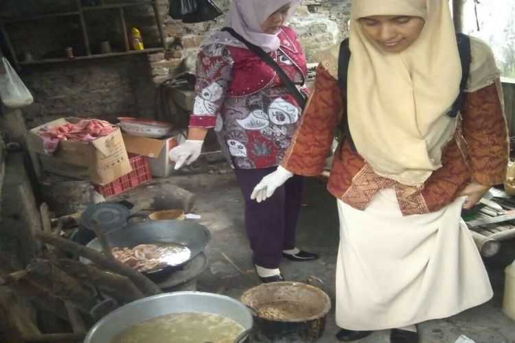 Petugas Memeriksa dapur Milik Sukardidi RT 1 Dusun Pelemantung, Mulyodadi, Bambanglipuro, Bantul, Yogyakarta. 