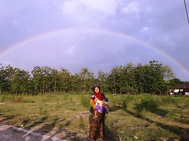 Berfoto dengan background pelangi