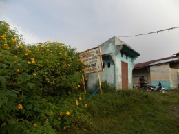 Papan Petunjuk Dermaga Urat Sudah Tertutup Semak dan Rumah Pompa Irigasi (Dokumentasi Pribadi)