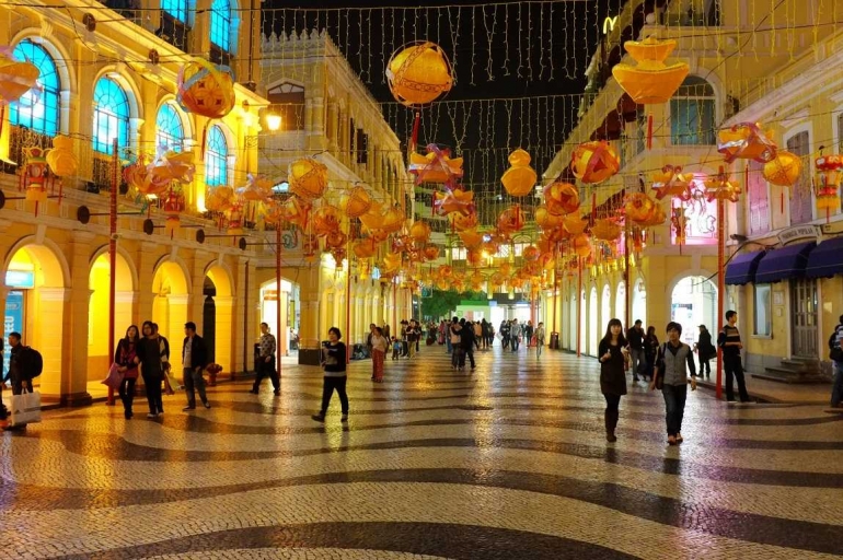 Sudut malam Senado Square dengan imbuhan hiasan perayaan Imlek(Sumber foto : PROlhongchou's photography https://www.flickr.com/photos/lhongchou/8470899700/)