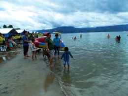 Aktivitas Bermain Mencari Kerang dan Berenang di Pantai Pasir Putih Dermaga Pelabuhan Parbaba, Pulau Samosir (Dokumentasi Pribadi)