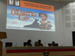Bupati Indah Putri Indriani saat menjadi narasumber di acara seminar Nasional Kesehatan FKM di Unhas Makassar