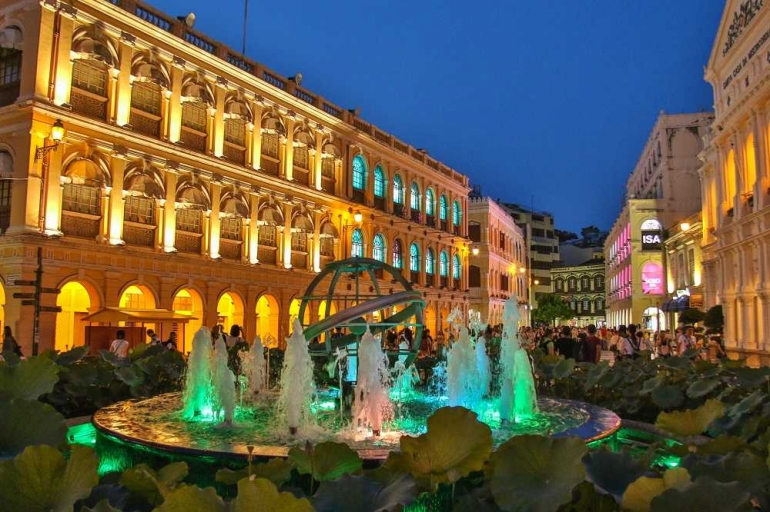 Air Mancur di alun - alun Senado Square (Sumber foto : Andrew Moore, https://www.flickr.com/photos/andryn2006/34908084593)