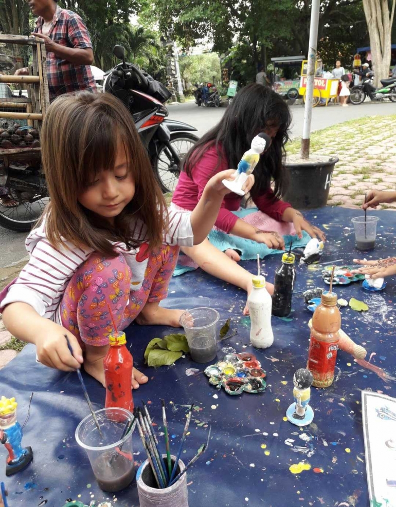 arena menggambar, melukis dan mewarnai anak-anak di Alvin Henna Art (sumber:dokpri)