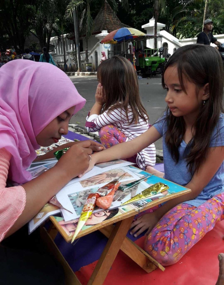 melayani melukis henna di Alvin Henna Art (sumber:dokpri)