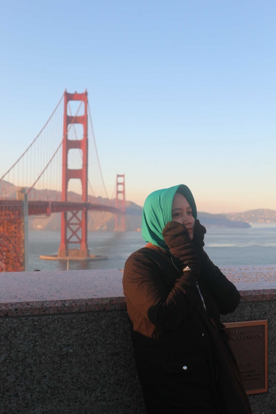 Kedinginan di Golden Gate Bridge