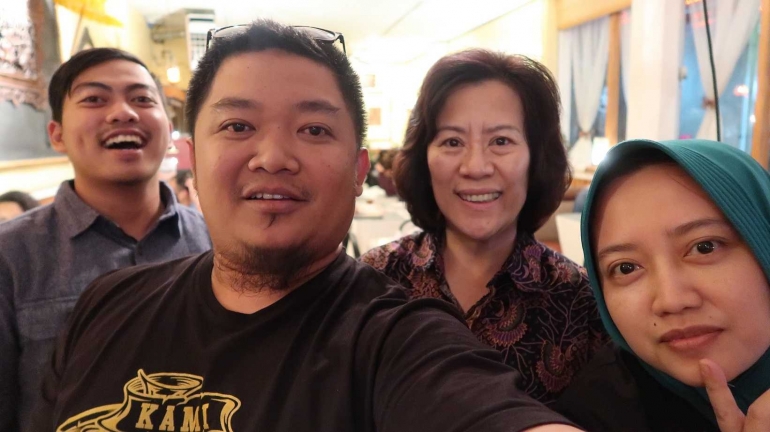 Saya, Kak Budiono dan Fahmi berpose bareng ibu Ayun, owner restoran Indonesia di San Francisco
