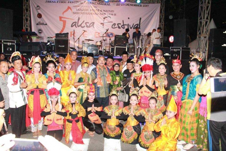 Walikota Jakarta Pusat, Mangara Pardede (tengah, mengenakan batik dan cukin) berpose bersama puluhan talent pendukung