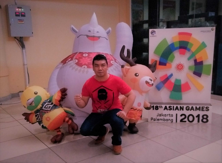 Di depan Maskot Asian Games 2018 (dokumentasi pribadi)