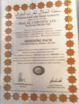  Keterangan foto: Waroeng Racik ,milik orang Indonesia,asal Pontianak,juga merupakan warung dengan produk halal/dokumentasi pribadi