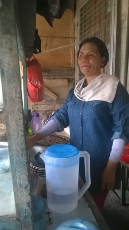 Gambar fhoto Ibu Tini seorang penjualan makannan Pinggiran sungai kapuas|Dokumentasi pribadi