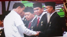 Aep 'Deet' Saepudin (berjenggot) saat bersalaman dengan Presiden Joko Widodo usai menerima Tanda Kehormatan Satyalancana Pembangunan Bidang Ketahanan Pangsn dan Pertanian dalam acara Penas XV di Nangroe Aceh Darussalam (Dok. pribadi)