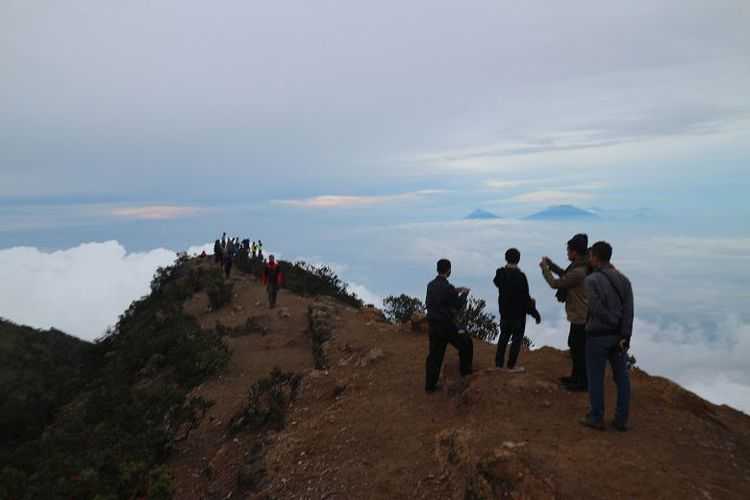 Pendaki berfoto di area Puncak Hargo Dumilah Gunung Lawu, Jawa Timur, Jumat (29/12/2017). Sejumlah pendaki memanfaatkan momen libur akhir tahun untuk mendaki Gunung Lawu.