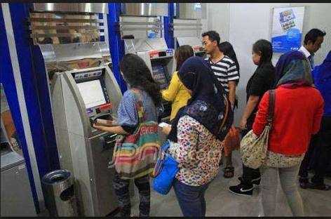 Mengantre di ATM adalah kegiatan yang menghabiskan waktu dan sangat tidak disukai oleh masyarakat urban. Foto diunduh dari JPNN.