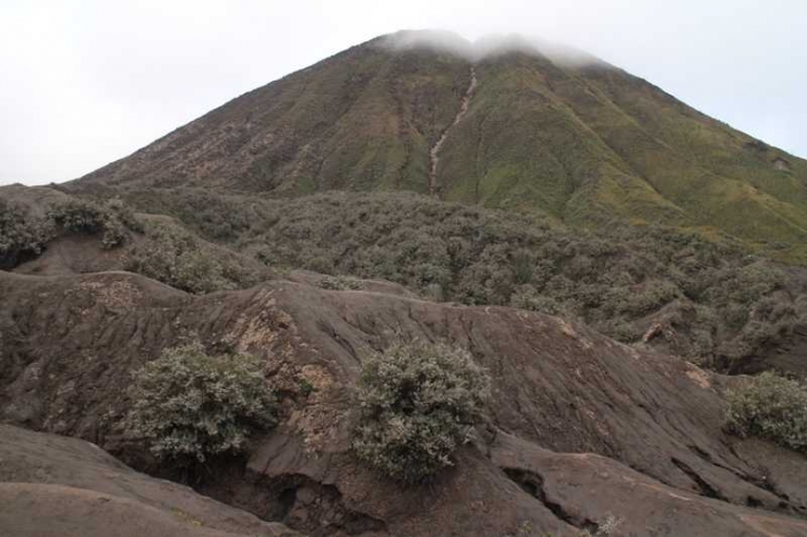 Gunung Batok di sebelah Gunung Bromo ketika mendung dan badai pasir (dok asita)