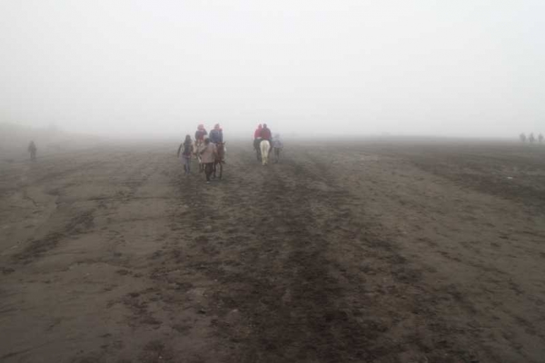 Badai pasir di Gunung Bromo jarak pandang pendek (dok asita)