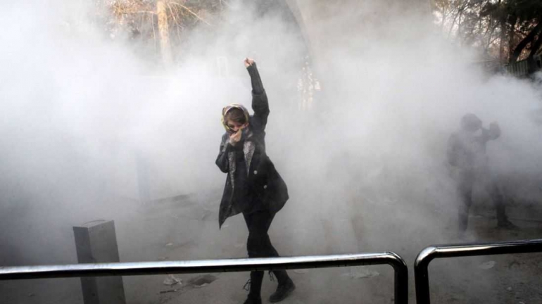Tembakan gas air mata di Tehran University. Photo:news.sky.com 