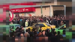 Demonstrasi anti pemerintah yang terjadi di beberapa kota besar di Iran mulai memakan korban jiwa. Photo: www.euronews.com