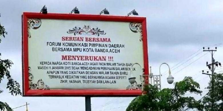 Pemerintah Kota Banda Aceh memasang baliho besar di pusat Kota banda Aceh yang menyerukan larangan merayakan malam tahun baru di Banda Aceh. Gambar diambil pada Rabu (31/12/2014).(KOMPAS.com/Yayan)