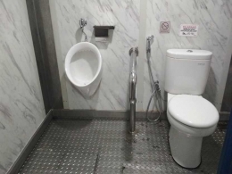 Kondisi dalam Smart Toilet - Urinoir, rail pegangan, kloset duduk (Dokumentasi Pribadi) 