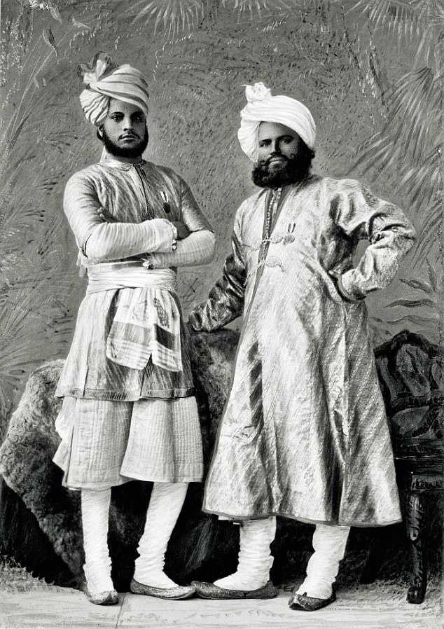 Foto Abdul Karim yang asli bersama Mohamed, temannya yang dibawa dari India dan kemudian menjadi pelayannya. (foto: DailyMail)