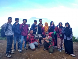 Ritual yang harus dilakukan ketika sampai puncak gunung, yaitu foto ama plangnya :P